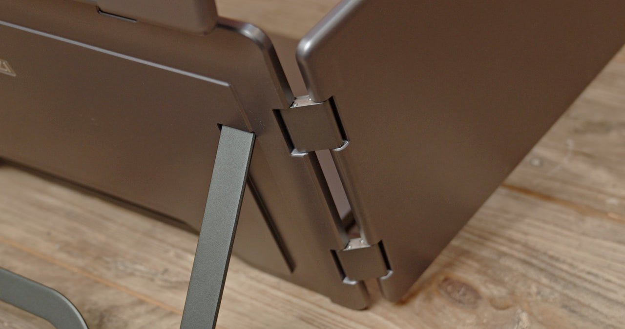 Close-up of the MagHub Quad Max folding hinge system